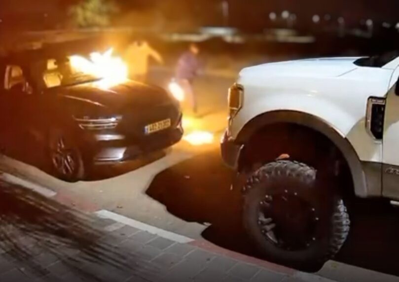 רעולי פנים מהפזורה הבדואית הציתו רכבים בגבעות בר
