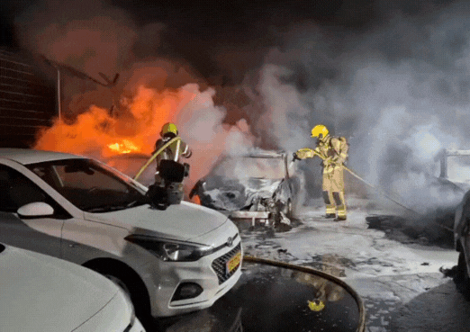 חשד לפעולת נקמה בלהבים: חמישה רכבים עלו באש