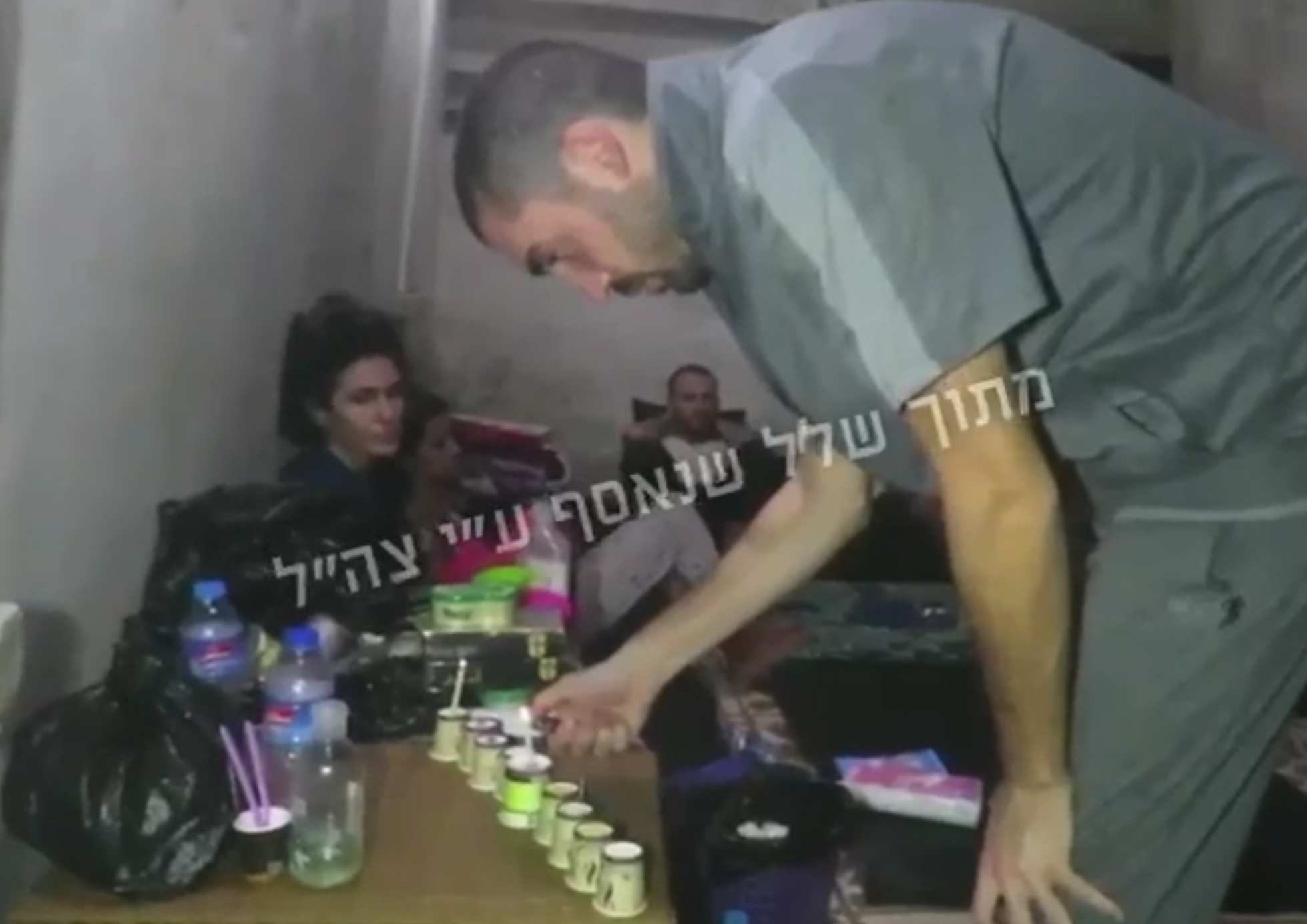מצמרר: ששת החטופים שנרצחו בשבי מדליקים נרות חנוכה | צפו