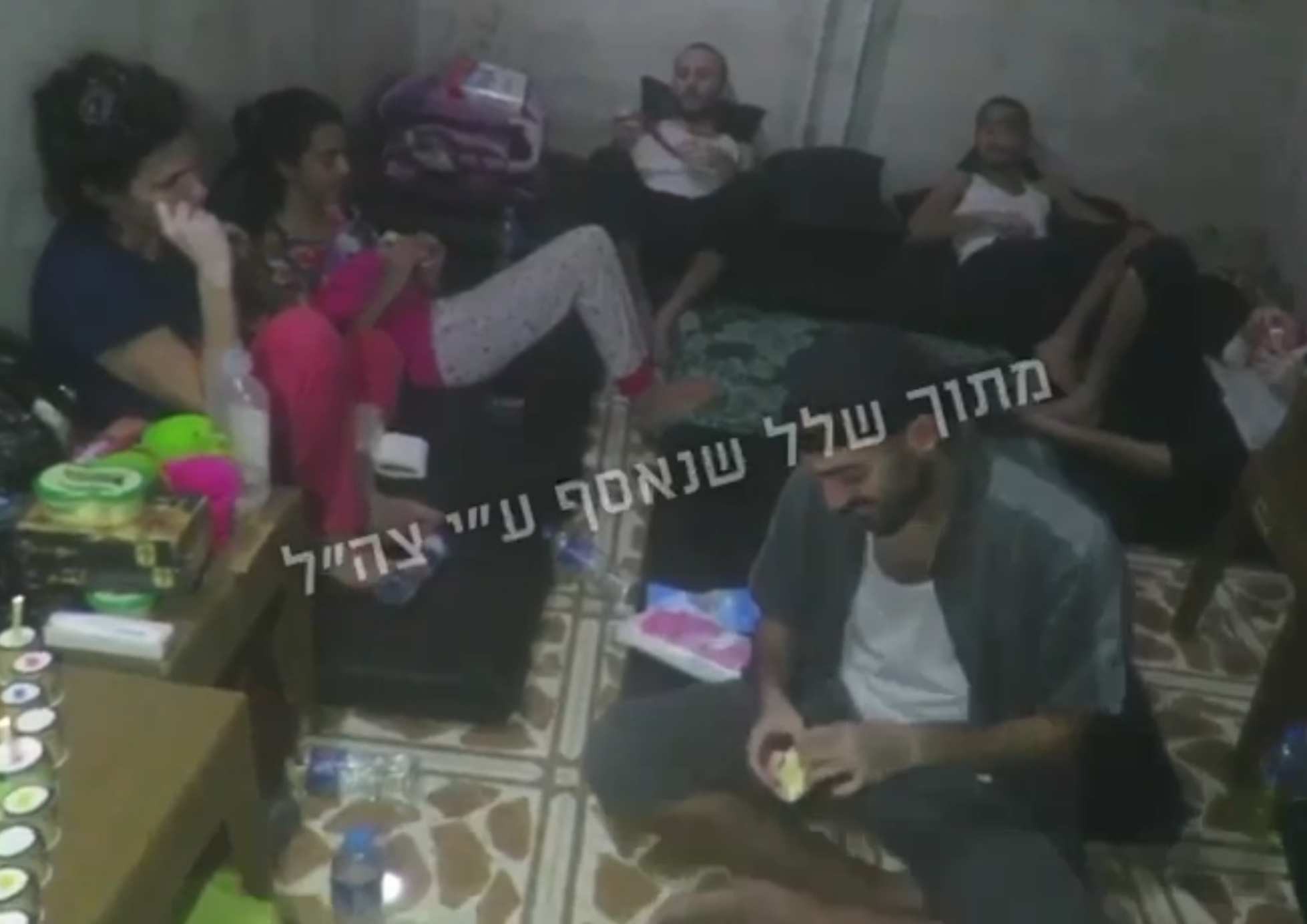 מצמרר: ששת החטופים שנרצחו בשבי מדליקים נרות חנוכה | צפו