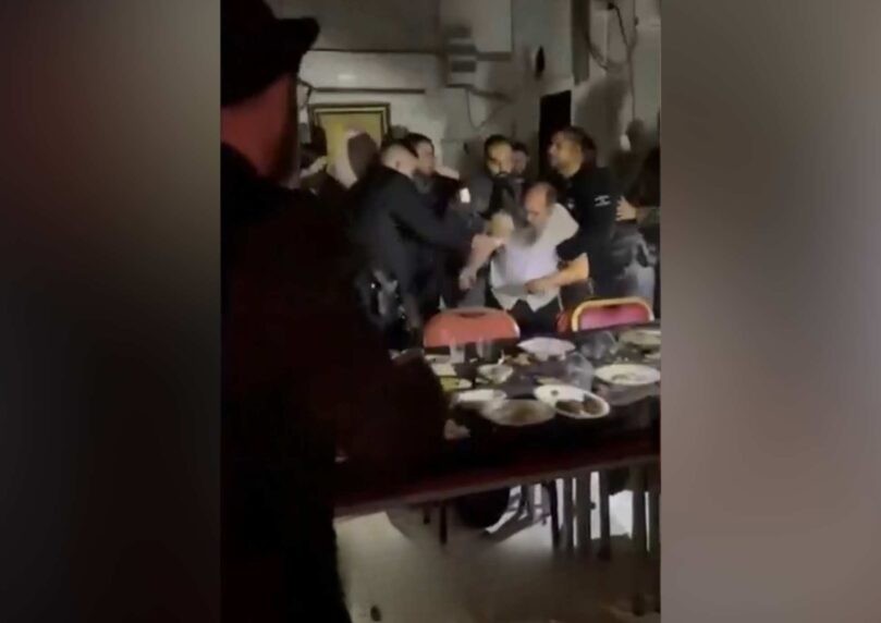 מקומם: במהלך חגיגות י"ט כסלו, מתפללים פונו מבית כנסת בת"א