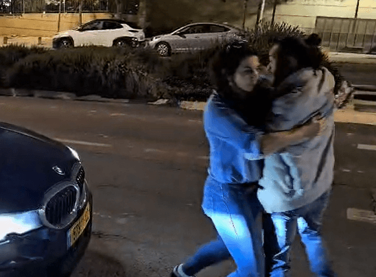 האישה שתקפה באלימות פעיל ימין מחוץ לביהמ"ש - רופאה בשיבא