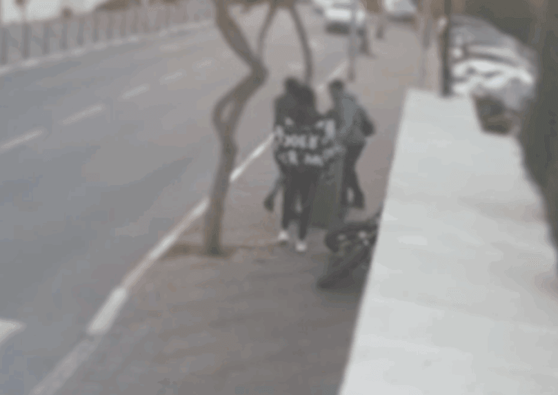 מזעזע: שני צעירים תקפו באלימות עובד תברואה בירושלים | צפו