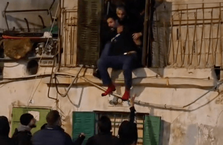 מעצר חריג בירושלים: שוטרים הורידו חשוד - דרך חלון | צפו