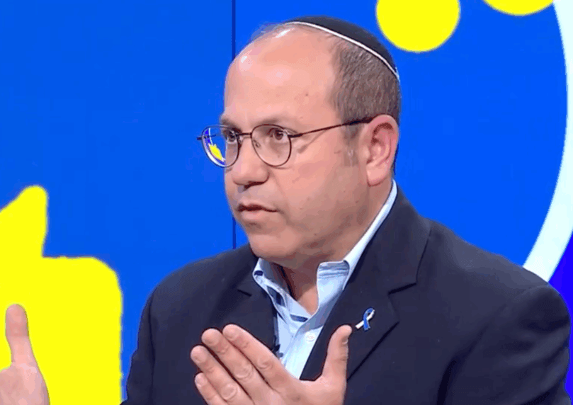 "ישבתי ליד הדלת עד שפתח": אביו של איתן מור על הלילה שבו חזר
