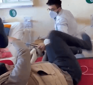 תיעוד מזעזע מהודו: רופא הכה קשות מטופל בבית החולים | צפו