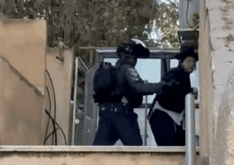 שוטר יס"מ תועד רודף אחרי חרדים ומכה אותם נמרצות | צפו