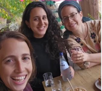 "הם בגן עדן, אנחנו בחופשה": אלמנות המלחמה שכבשו את הרשת