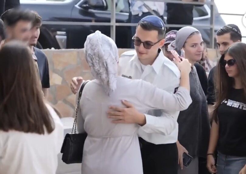 האם השכולה נרתמה - ואביהם של הלוחמים הובא למנוחות בישראל