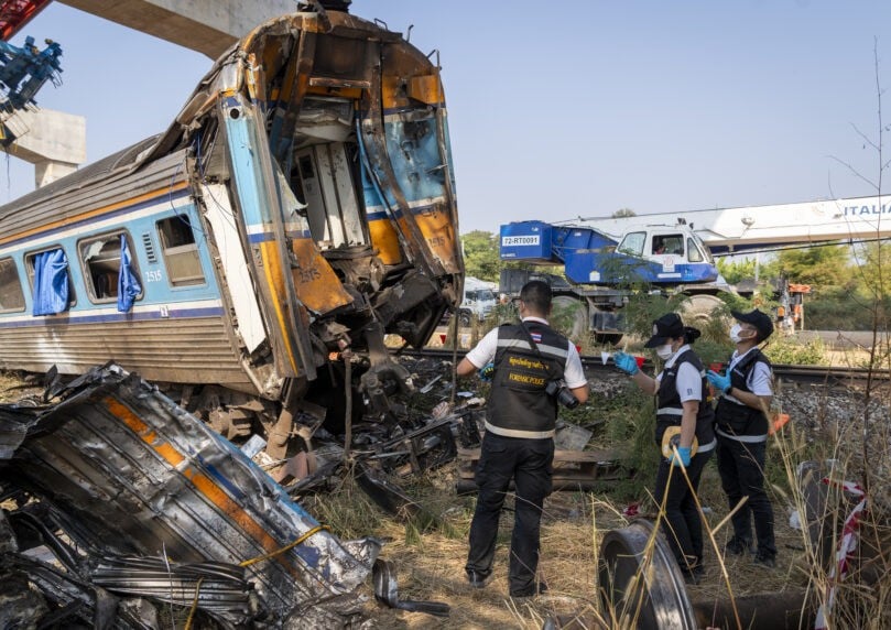אסון בתאילנד: מנוף קרס על רכבת נוסעים, לפחות 32 נהרגו