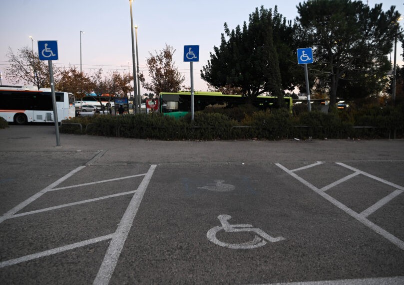 עיכובים במשרד התחבורה מותירים אלפי נכים ללא תג חניה
