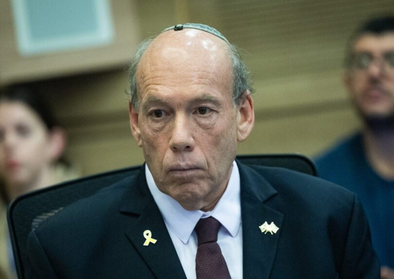חיילים קופחו, אישה נכלאה עם גבר: כשלים חמורים במשרדי הממשלה