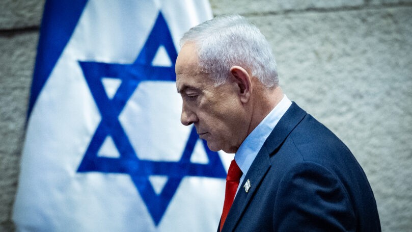 הניתוק המוחלט: המזרח התיכון בוער ונתניהו בבית המשפט