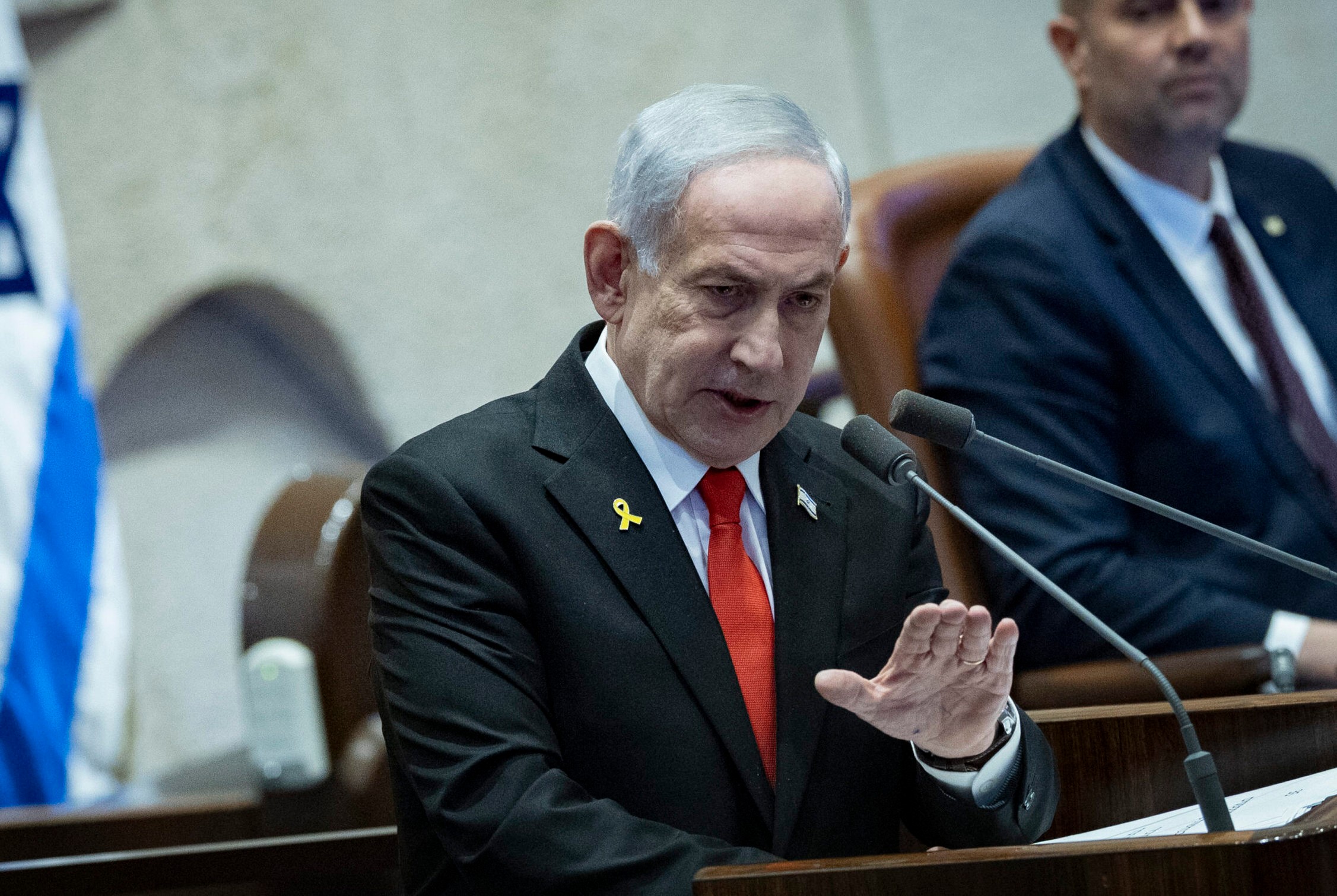 חתם נגד נתניהו - וכעת משתף פעולה עם ממשלתו: "מעורר השראה"