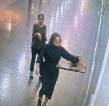 סערה בארה"ב: סנאטורית תועדה מסירה תמונות של האבות המייסדים