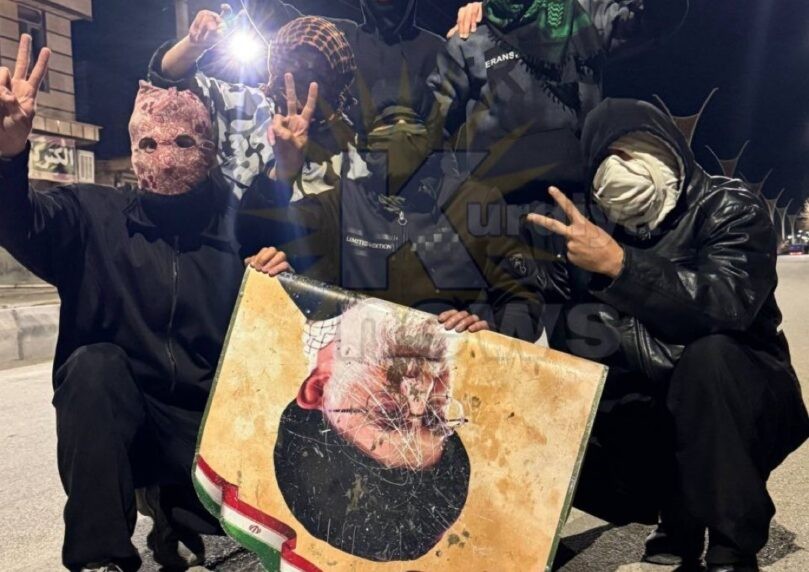 מפגינים דקרו שוטר למוות, פסל של סולימאני נופץ בפטישים ונשרף