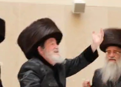 "יש בורא עולם": האדמו"ר נעמד לריקוד מיוחד