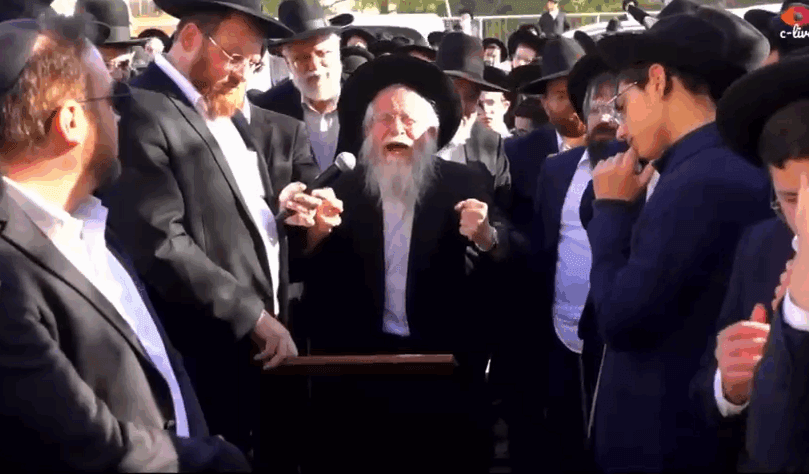 אביו של בן ה-14 שנדרס על ידי אוטובוס בהספד מצמרר | צפו