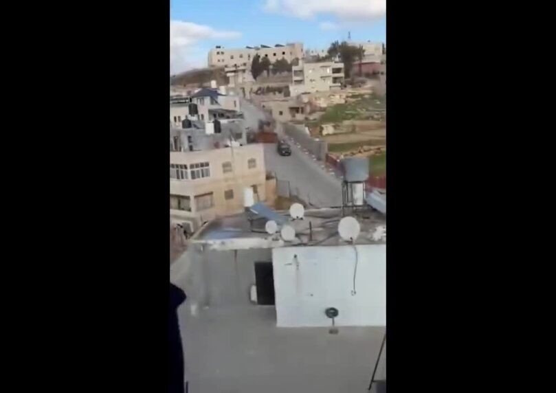 תיעוד: D9 צבאי מחליק במהלך פעילות צבאית בחברון וכמעט מתהפך
