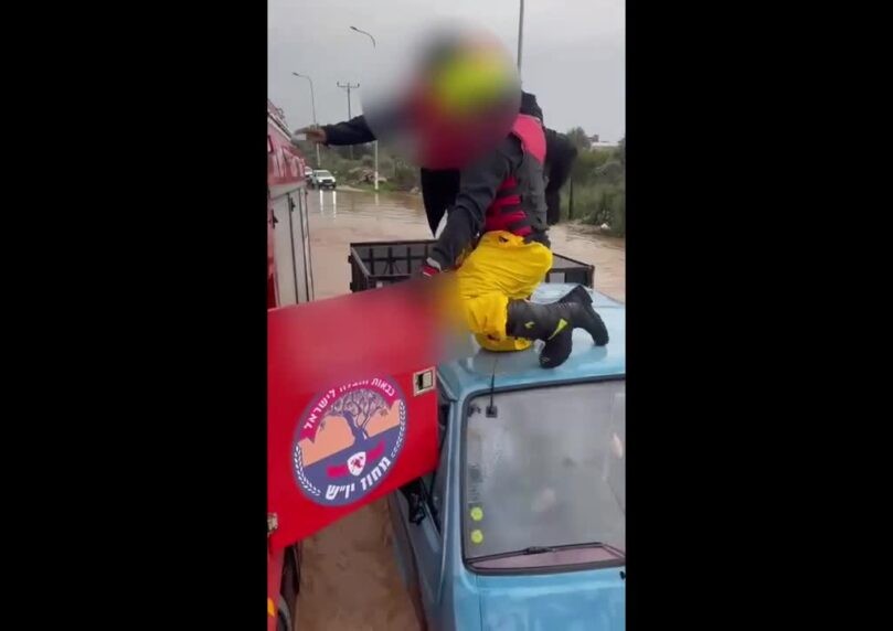 תיעוד דרמטי: לוחמי האש חילצו נהגים שנלכדו בשיטפון בשומרון