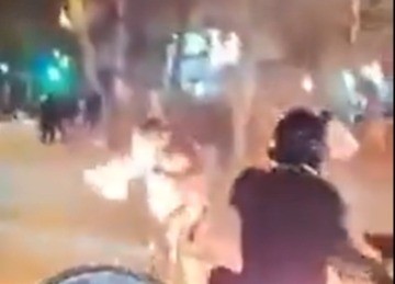 קצין משמרות המהפכה נשרף מבקת"ב במהלך ההפגנות | קשה לצפייה