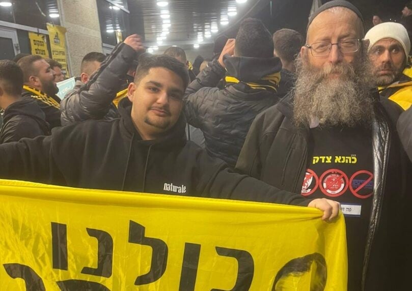 פעילים הגיעו עם חולצות נגד בג"ץ למשחק של בית"ר | צפו