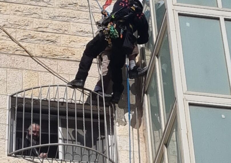 דרמה בירושלים: אדם נתלה בין שמיים וארץ מהקומה הרביעית | צפו