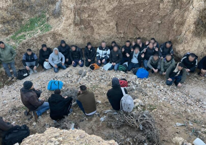 סכנה יומיומית: עשרות שוהים בלתי חוקיים אותרו סמוך לכביש 80