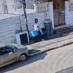 תיעוד מקומם: שליח וולט שהסתובב ביפו מנסה לתלוש מזוזה מהקיר