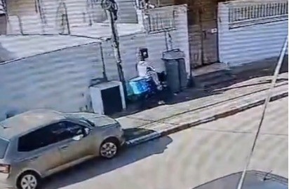תיעוד מקומם: שליח וולט שהסתובב ביפו מנסה לתלוש מזוזה מהקיר