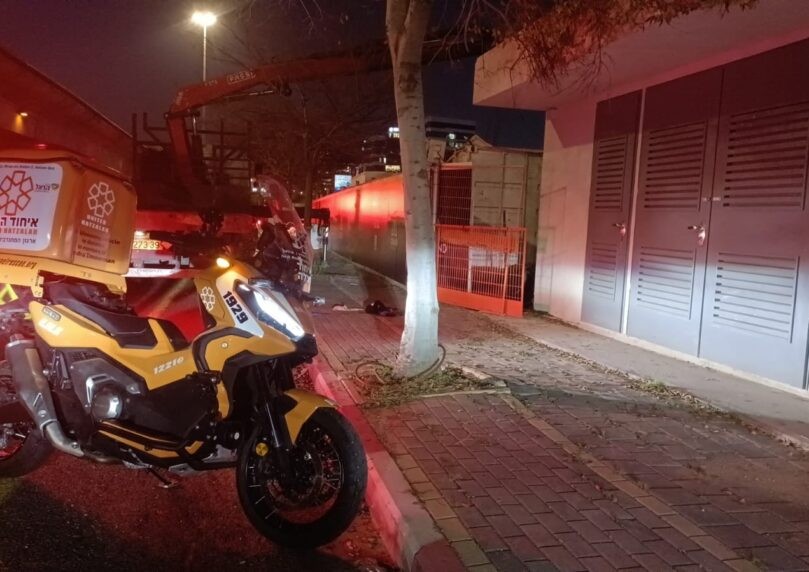 חולון: פועל בן 34 נפצע לאחר שנפל ממשאית - מצבו קשה