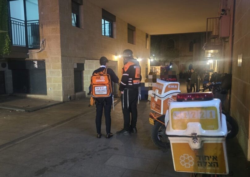 ירושלים: שני בני אדם נפצעו בשריפה במבנה מגורים