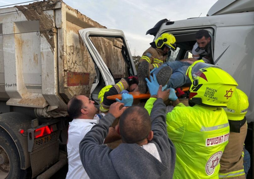 תאונה בין 3 משאיות ליד מחלף ישי: נהג חולץ במצב בינוני