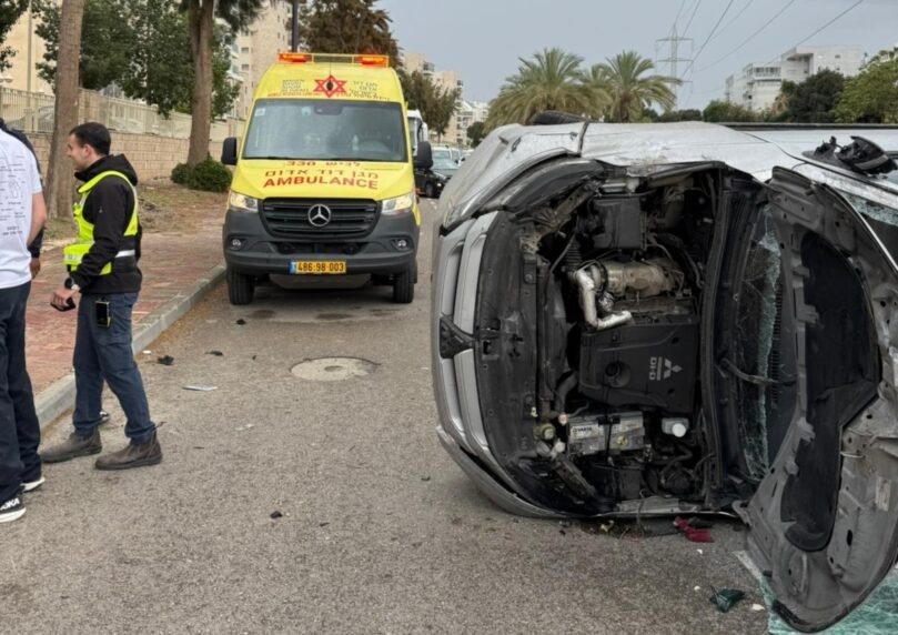 רכב התהפך בעקבות עץ שקרס עליו - בן 65 נפצע באורח בינוני