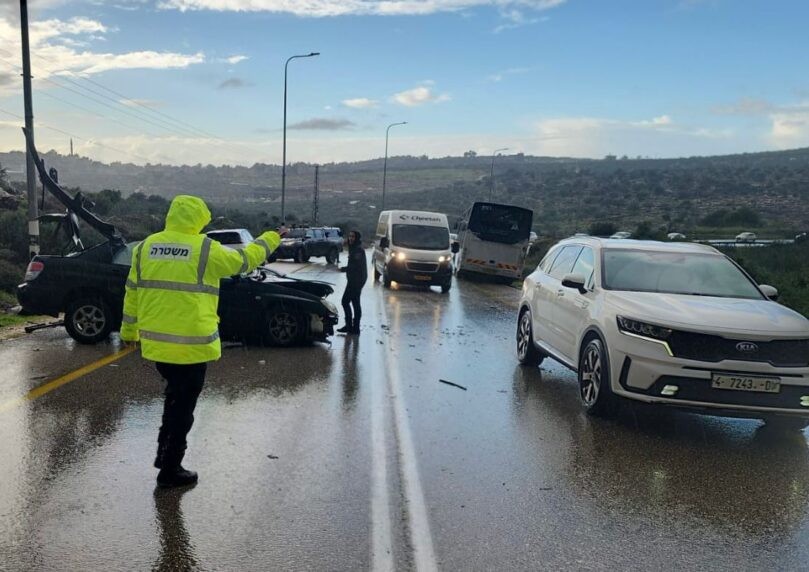 נהג רכב פרטי נפצע באורח קשה בהתנגשות עם אוטובוס בכביש 465