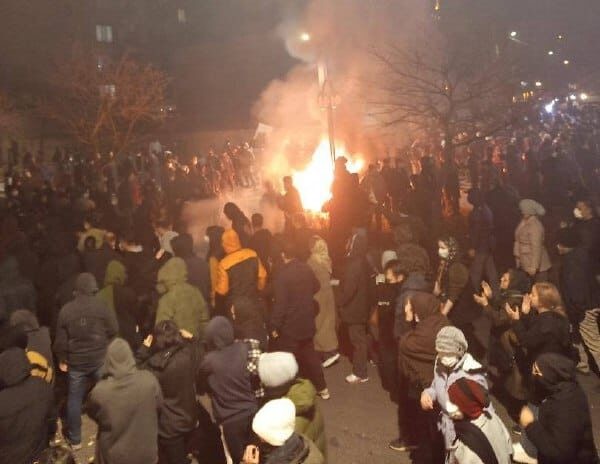 מעקבים, פשיטות ומאות נעדרים: המשטר האיראני נוקם במפגינים