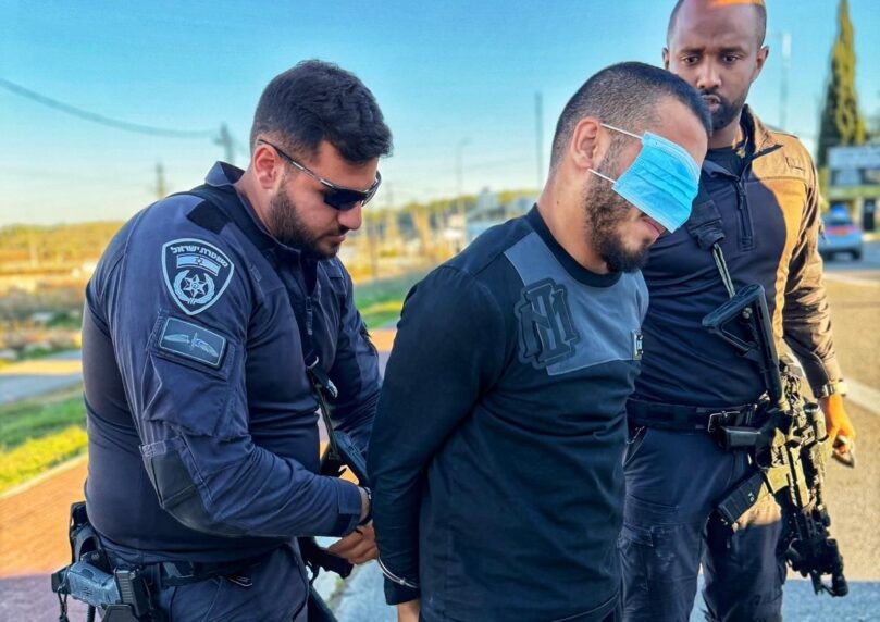 לאחר כשבועיים: נעצר הערבי שפרץ לנתב"ג ברכב עם לוחית מזויפת