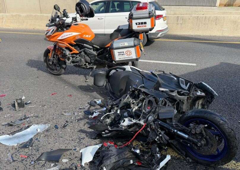 רוכב אופנוע נפצע קשה בתאונה בכביש 20