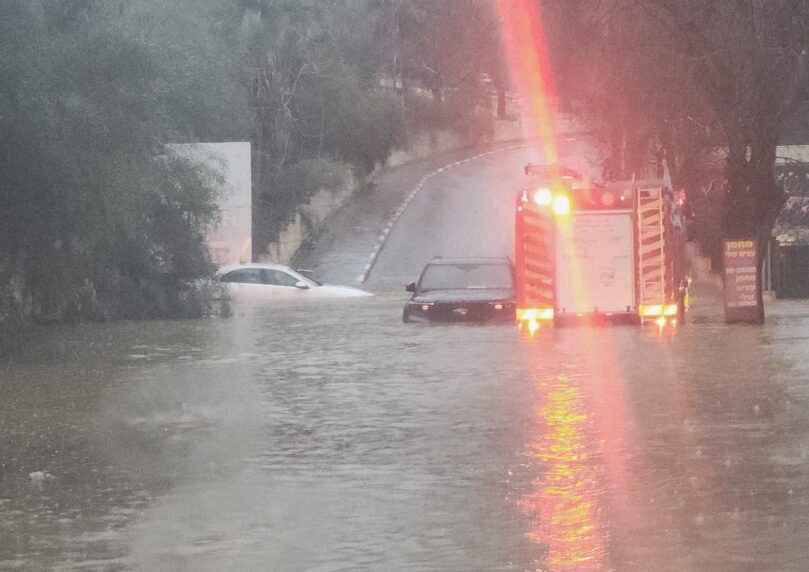 בחסות ההצפות: אישה איבדה את הכרתה לאחר שחולצה מהרכב