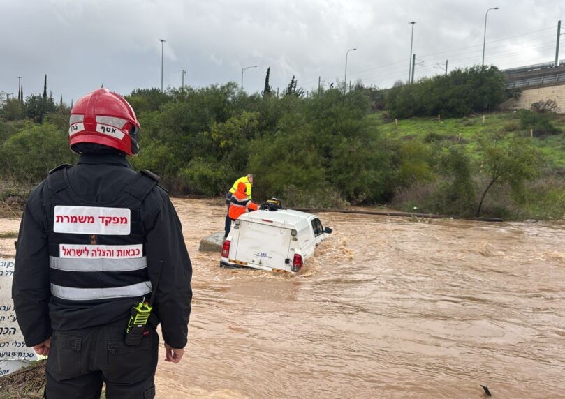 שלושה בני אדם נלכדו בשיטפון בנחל ענבה וחולצו