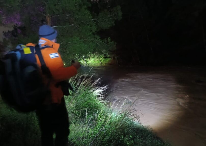 הסריקות אחרי הנער שנסחף בנחל מודיעים נמשכות, חשש ממשי לחייו