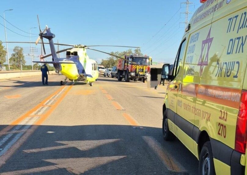 צומת מגן: בן 50 חולץ לאחר שנלכד ברכבו בתאונה - מצבו קשה