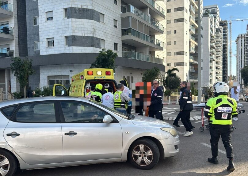 הולך רגל כבן 60 נפצע במצב קשה מפגיעת רכב בגבעת שמואל