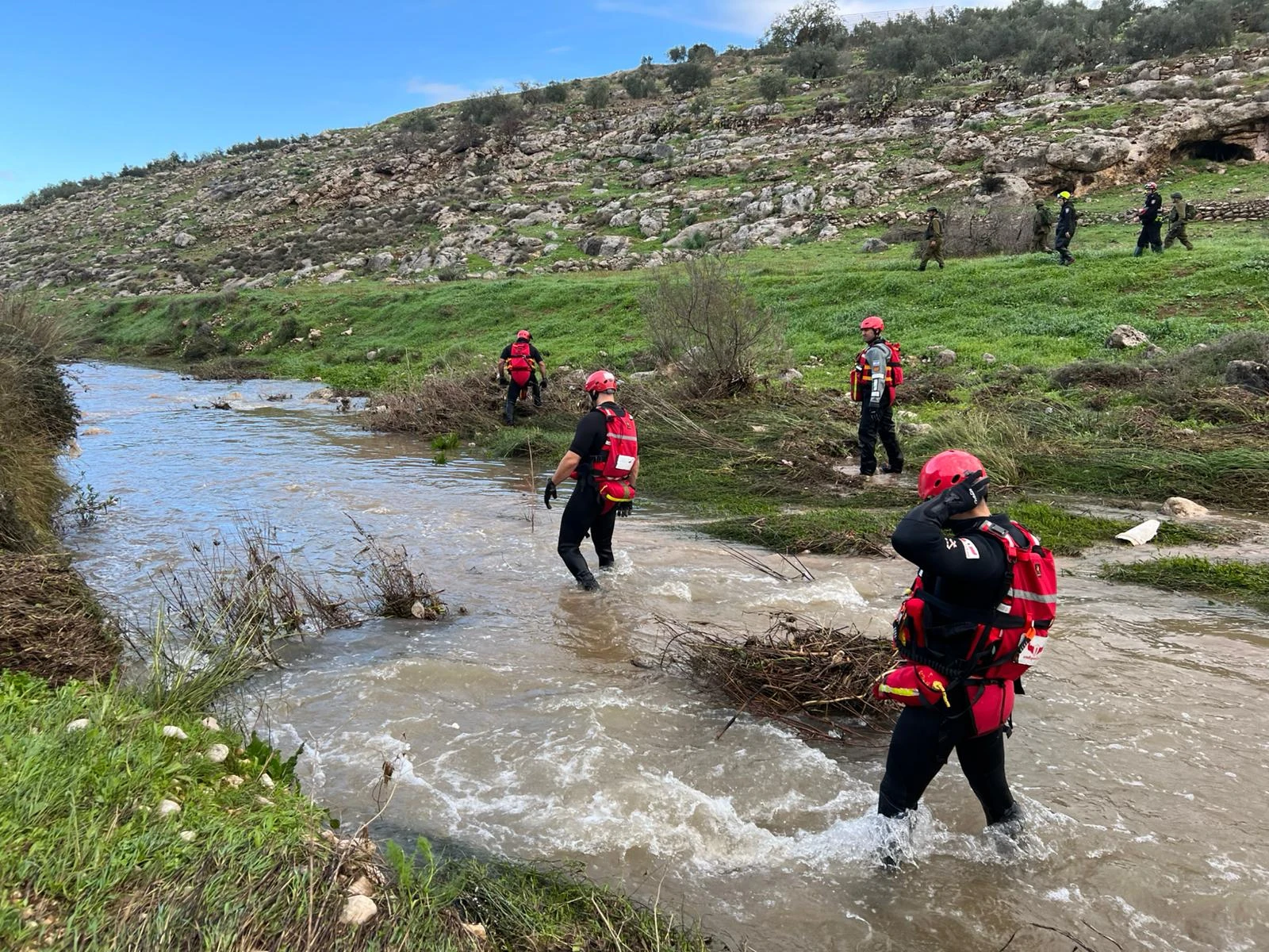 מאמצים נרחבים: נמשכים החיפושים אחר הנער שנסחף בנחל מודיעים