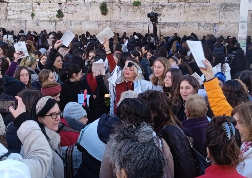נשות השמאל הקיצוני פרצו לרחבת הכותל ודחפו מתפללות באלימות