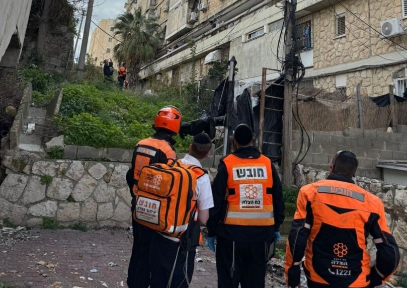 בית שמש: מתקין מזגנים נפל מגובה - מצבו קשה