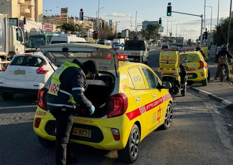רוכב קורקינט כבן 30 במצב קשה לאחר שנפגע מרכב בחדרה