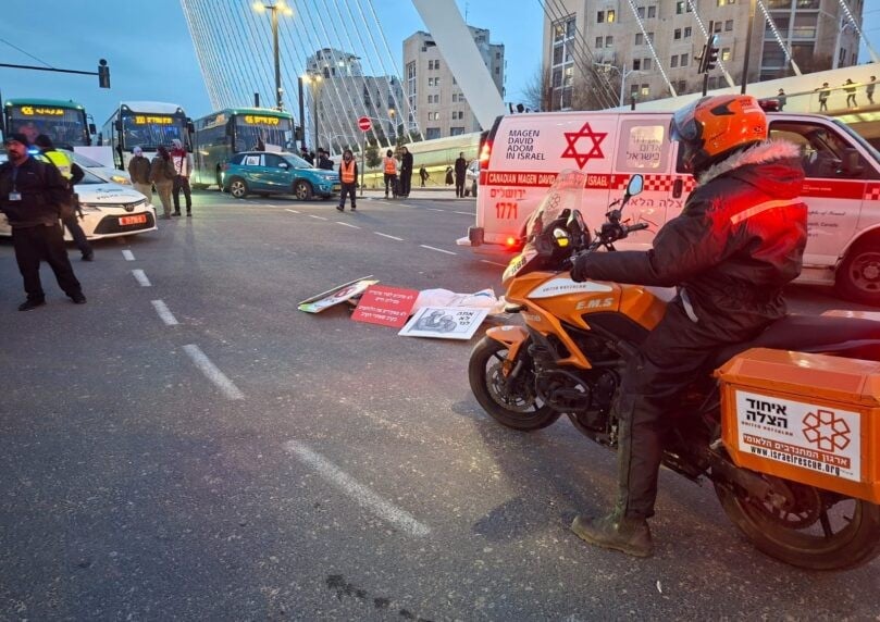 הלום קרב נדרס במהלך הפגנה בכניסה לירושלים, חשוד נעצר