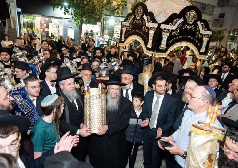 ספר התורה והמרכז הקהילתי לזכרו של יעקב הלל ז"ל שנפל במלחמה