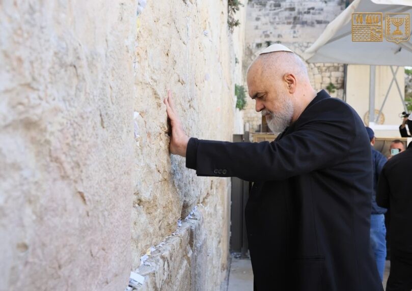 "חוויה ייחודית לעמוד כאן": ראש ממשלת אלבניה ביקר בכותל